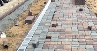 Профессиональная укладка плитки на улице в Спасске-Дальнем в октябре