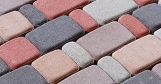 Профессиональная укладка тротуарной плитки старый город в Спасске-Дальнем в октябре