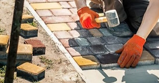 Укладка брусчатки «старый город» три цвета в Спасске-Дальнем в октябре